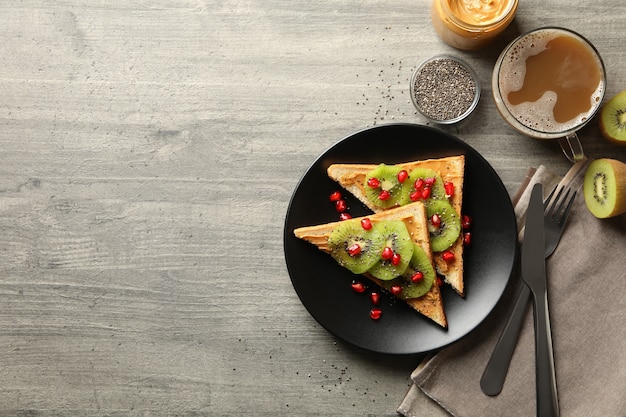 Concepto de desayuno con tostadas dulces con frutas