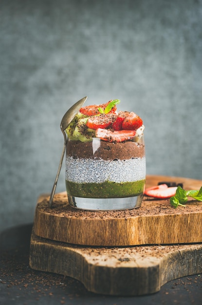 Foto concepto de desayuno vegetariano saludable en vidrio sobre tablero de madera