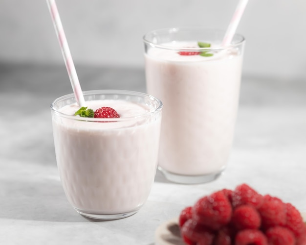 Concepto de desayuno de vitamina saludable, cóctel de yogur de leche con frambuesa