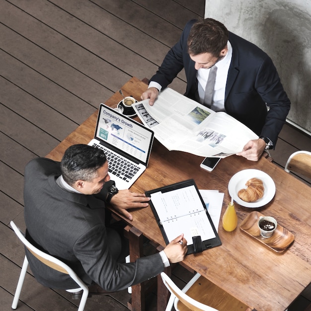 Concepto de descanso de café de dos hombres de negocios