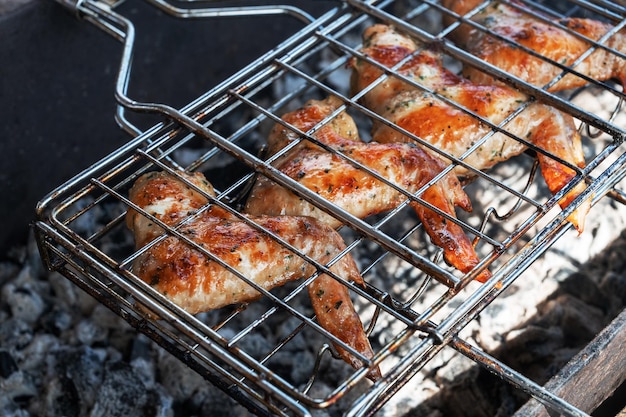 Concepto de descanso de verano de alitas de pollo a la parrilla