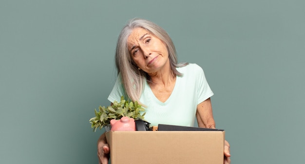 Concepto de desempleados de mujer bonita de cabello gris