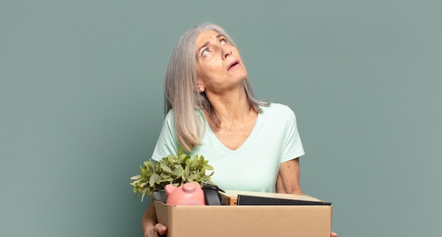 Concepto de desempleados de mujer bonita de cabello gris