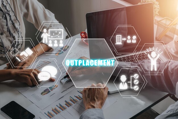 Concepto de desplazamiento Equipo de negocios trabajando en una computadora portátil con el icono de desplazamiento en la pantalla virtual