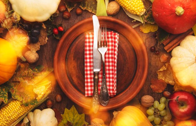 Concepto del día de acción de gracias Fondo otoñal de hojas caídas y frutas con una mesa vintage en una mesa de madera antigua