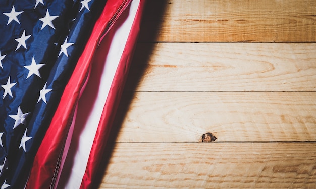 Concepto del día de los caídos o del día de la independencia hecho de la bandera americana en el fondo de madera vieja.