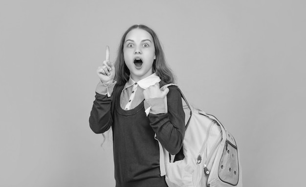 Concepto del día del conocimiento del niño de la educación sobre fondo amarillo 1 de septiembre niño de la infancia feliz con el bolso de la escuela inspirado con la idea niña adolescente llevar mochila de regreso a la escuela