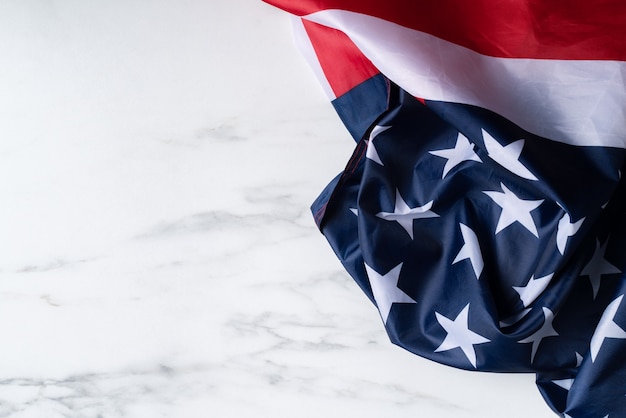 Concepto de día de la independencia de Estados Unidos o día de los caídos. Bandera nacional sobre fondo de mesa de mármol brillante.