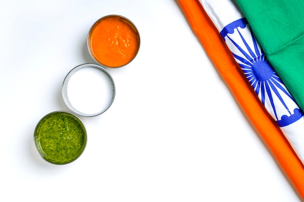 Concepto para el día de la independencia india y el día de la república, bandera india tricolor sobre fondo blanco.
