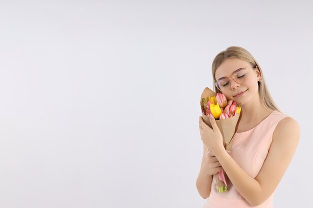 Concepto del Día Internacional de la Mujer con mujer joven