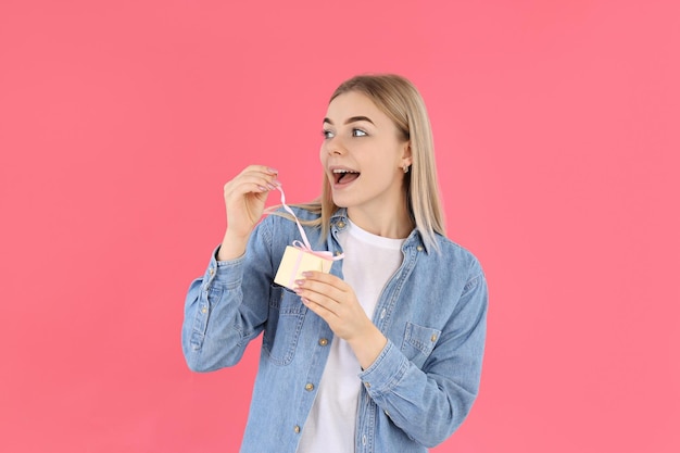 Concepto del Día Internacional de la Mujer con mujer joven