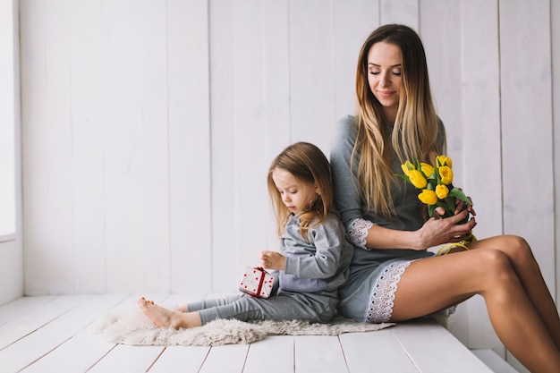 Concepto del día de la madre con madre e hija en la cama