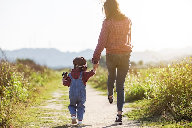 Concepto del día de la madre, madre e hija jugando al aire libre, concepto de crecimiento