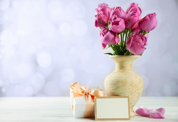 Concepto del Día de la Madre Rosas con caja de regalo sobre fondo bokeh