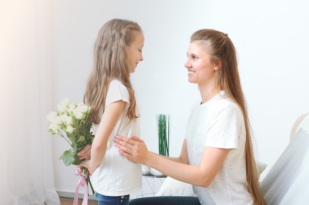 Concepto de día de las madres mamá e hija en casa