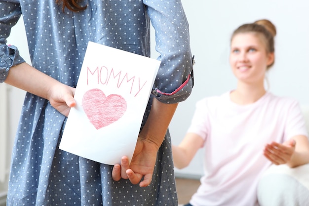 Concepto de día de las madres mamá e hija en casa