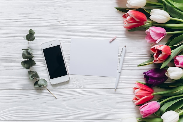 Concepto de día de las madres Ramo de tulipanes, copia espacio y teléfono inteligente.