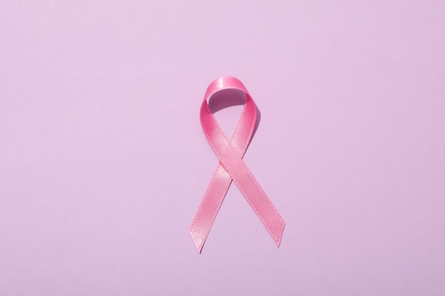 Concepto del día mundial contra el cáncer del cáncer femenino