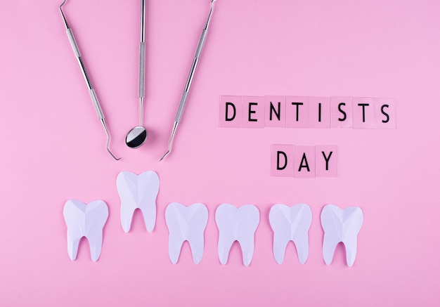 Concepto del día mundial del dentista con herramientas de estomatología