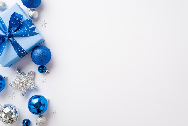 Concepto del día de Navidad Foto de vista superior de bolas de plata azul blanca caja de regalo con arco de cinta bola de discoteca adorno de estrellas brillantes y confeti en fondo blanco aislado con copyspace