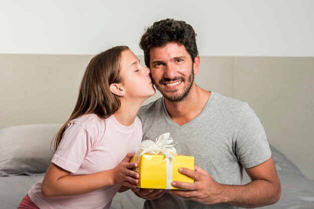 Foto concepto del día del padre con caja de regalo