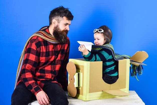 Concepto del día del padre celebración del día del padre viajes familia feliz jugando