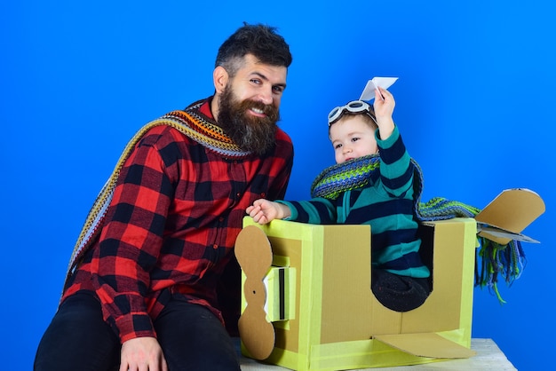 Concepto del día del padre. Celebración del día del padre. Viajes - familia feliz jugando