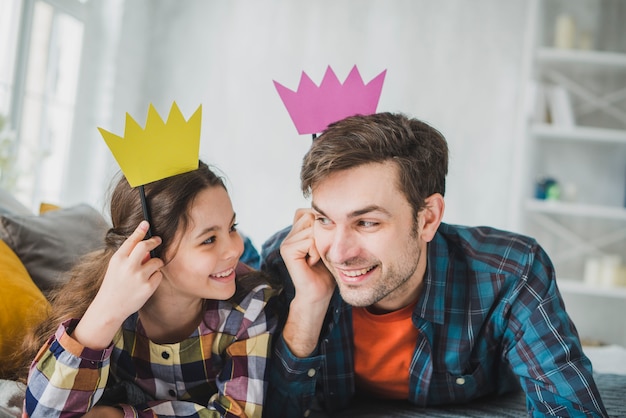 Concepto para el día del padre con corona de papel