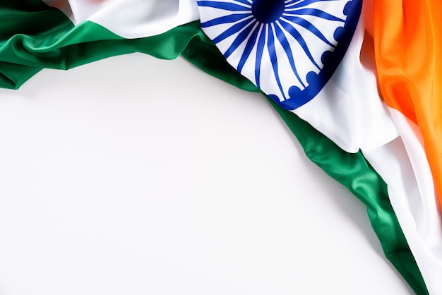 Concepto de día de la República de India. Bandera india contra blanco