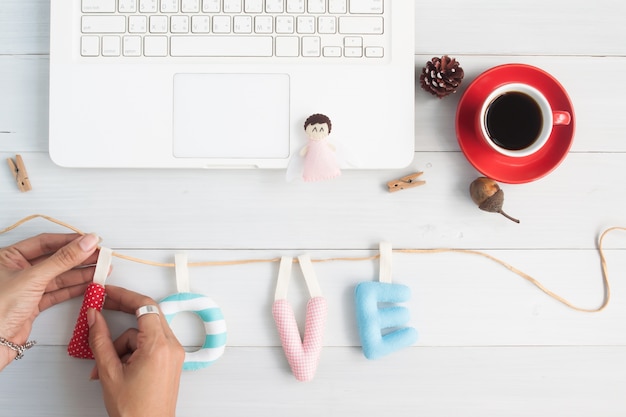 Concepto de día de San Valentín y amor, alfabetos de amor hechos a mano de amor