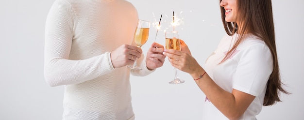 Concepto de día de San Valentín cerca de feliz sonriente pareja atractiva alegre celebrando con gafas