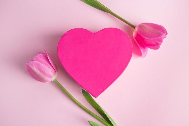 Concepto del día de San Valentín Corazón rosa y tulipanes Tarjeta de felicitación lugar para el texto