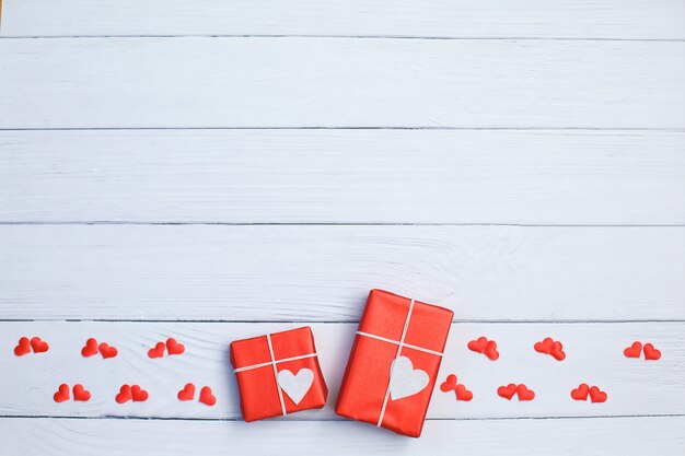 Concepto de día de San Valentín con corazones y caja de regalo