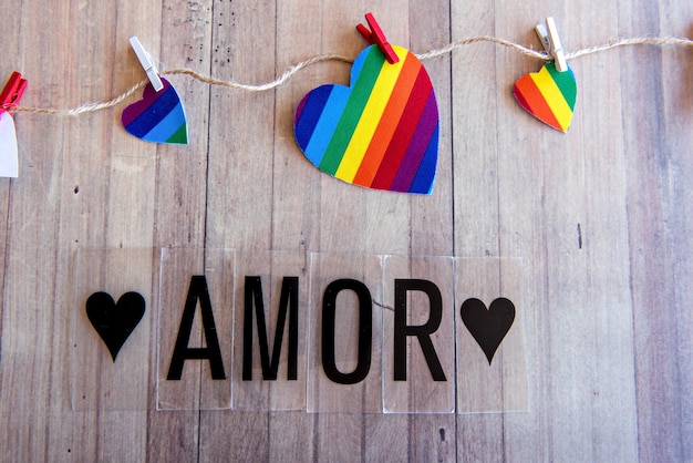 Concepto del día de San Valentín Corazones coloridos LGBT amor escrito en amor portugués