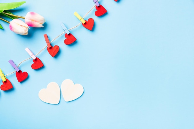 Concepto de día de san valentín decoración de san valentín en forma de corazón rojo colgando con clips de madera