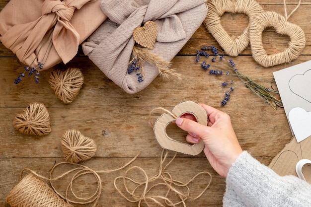 Concepto de día de San Valentín de desperdicio cero y maqueta. regalo empaquetado estilo furoshiki con lavanda