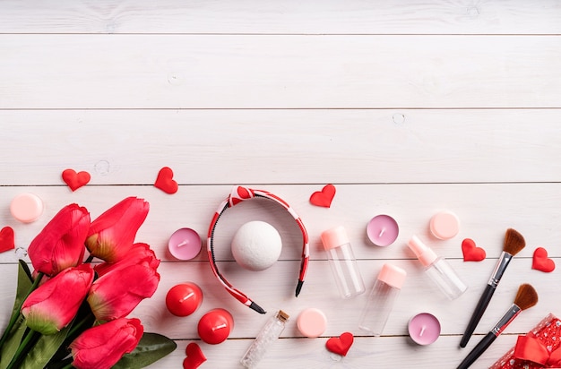 Concepto de día de San Valentín y día de la mujer. Accesorios cosméticos de moda con caja de regalo.