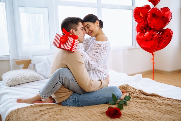 Concepto del Día de San Valentín Feliz pareja enamorada de Joven pareja amorosa celebrando el Día de San Valentín