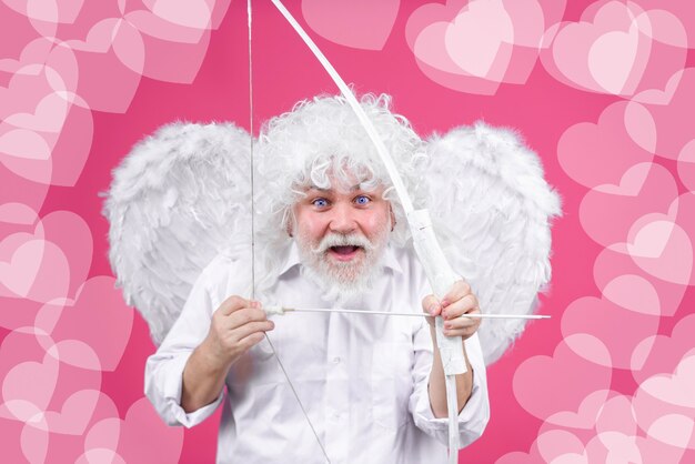 Concepto del día de san valentín flecha de amor cupido lanza flecha con arco ángel viejo con arco y flecha cupido