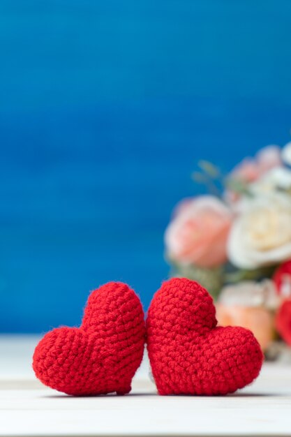 Concepto de día de San Valentín. mano hacer dos hilos corazón rojo