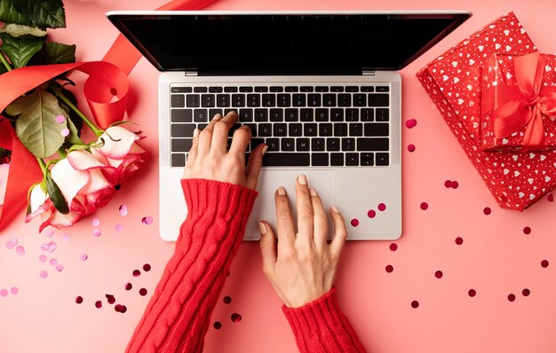 Concepto de día de San Valentín. Manos femeninas escribiendo en el teclado