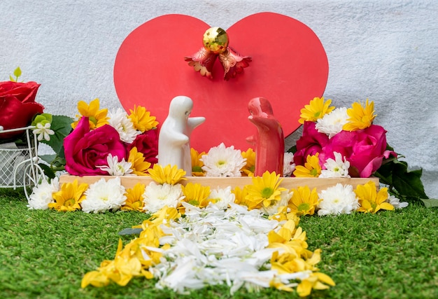 Concepto del día de San Valentín Mock up pareja abrazándose boda simulada decorada con rosas y flores