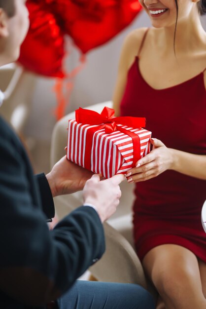 Concepto del Día de San Valentín Una pareja amorosa celebrando el Día de San Valentín en el restaurante