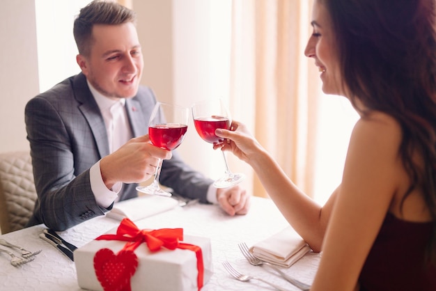 Concepto del Día de San Valentín Pareja feliz enamorada de Pareja celebrando el Día de San Valentín en el restaurante