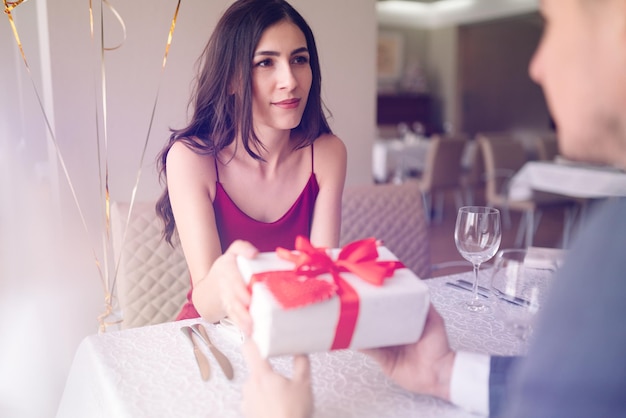 Concepto del Día de San Valentín Pareja feliz enamorada Pareja celebrando el Día de San Valentín en el restaurante