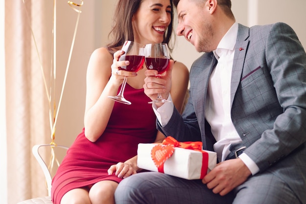 Concepto del Día de San Valentín Pareja feliz enamorada Pareja celebrando el Día de San Valentín en el restaurante