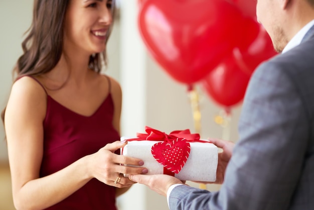 Concepto del Día de San Valentín Pareja feliz enamorada Pareja celebrando el Día de San Valentín en el restaurante