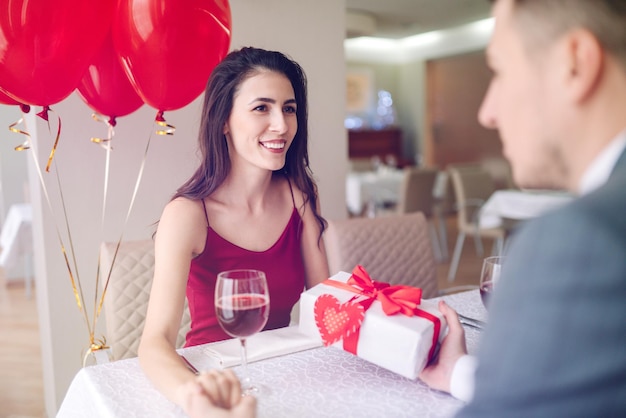 Concepto del Día de San Valentín Pareja feliz enamorada de Pareja celebrando el Día de San Valentín en el restaurante