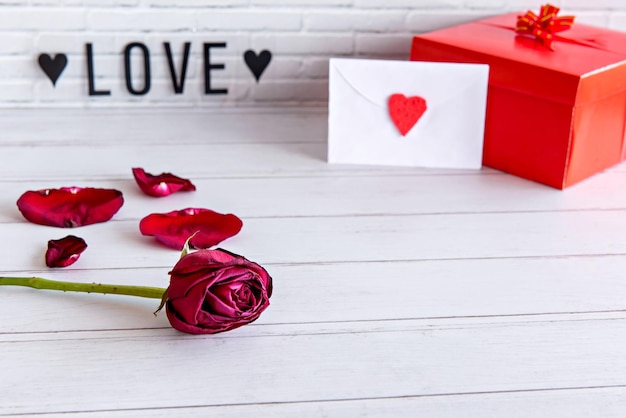 Concepto de día de san valentín rosa regalo y carta de amor