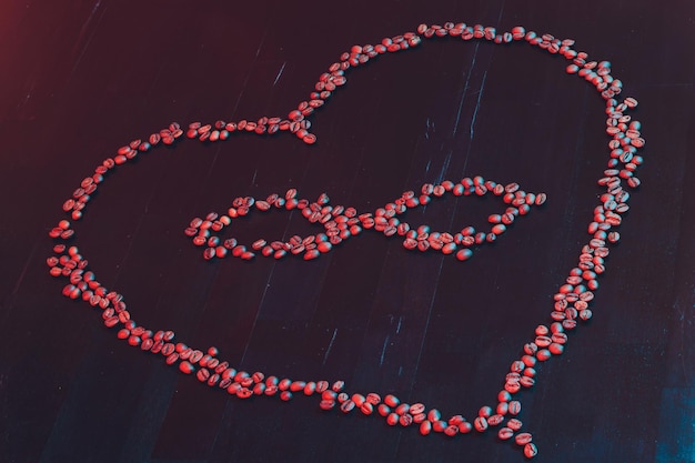 Concepto de día de San Valentín símbolo de poliamor corazón y signo de infinito en los granos de café del medio
